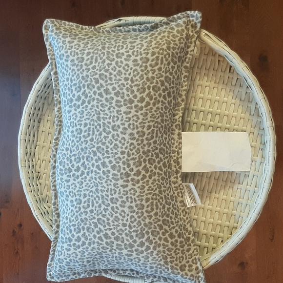 Hampton Bay Gray & Cream Animal Print Outdoor Patio Accent Pillow, NWT - Picture 6 of 8
